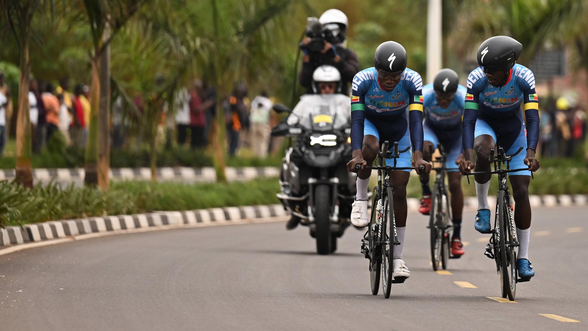 Rad-WM in Ruanda, Mixed-Staffel: Das Team Benin mit Glorad Saizonou, Ricardo Sodjede und Jeroff Ted Yao Tossavi in Aktion