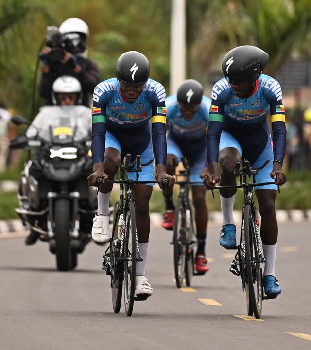 Rad-WM in Ruanda, Mixed-Staffel: Das Team Benin mit Glorad Saizonou, Ricardo Sodjede und Jeroff Ted Yao Tossavi in Aktion