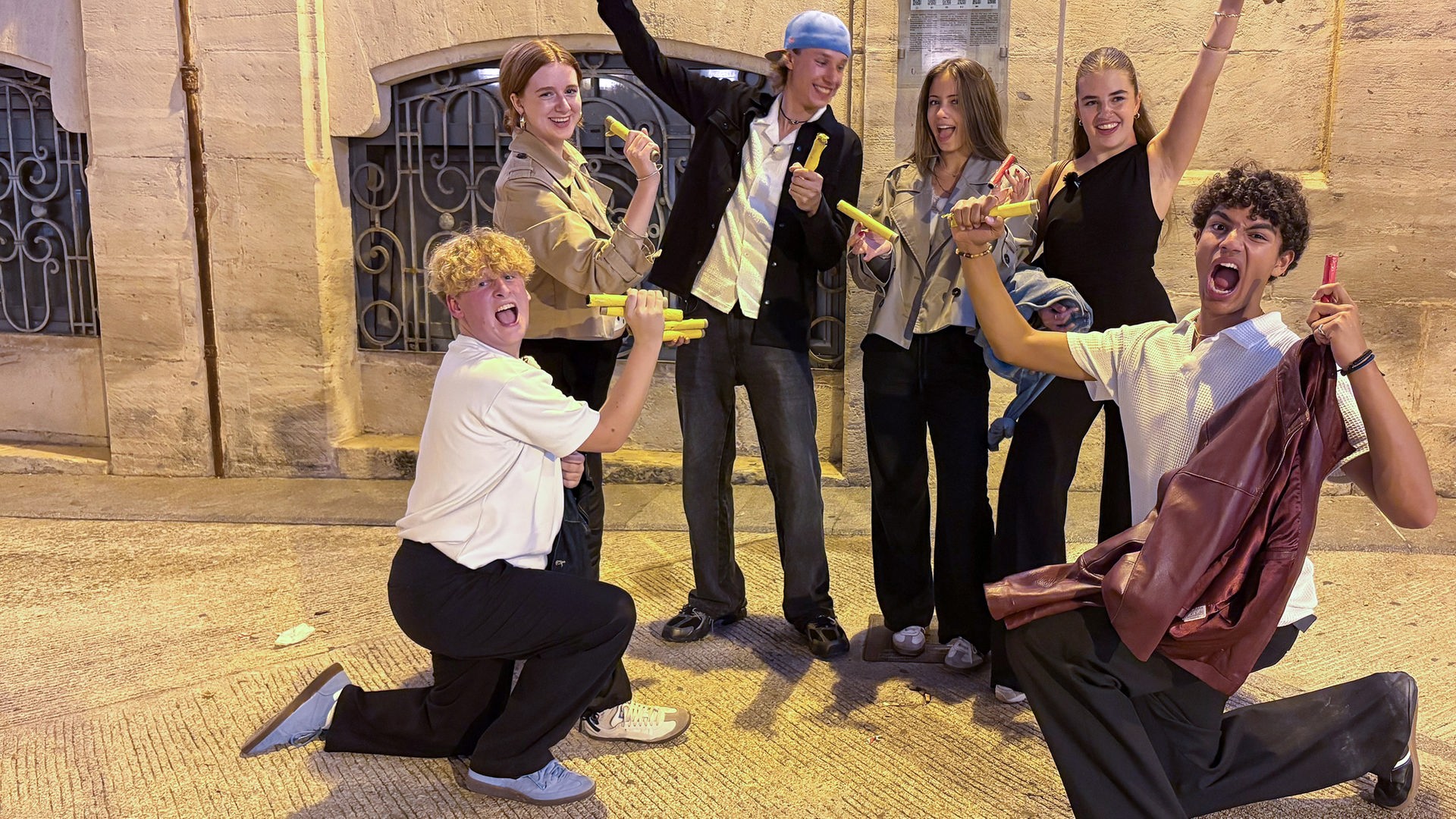 v.l.n.r. Rufus, Marie, Jan, Lina-Marie, Lenja und Adrian stehen in einem Halbkreis und machen jubelnde Gesten. Jeder hat mehrere, gelbe Kunststoffröhren in der Hand. Rufus und Adrian knien, der Rest steht.