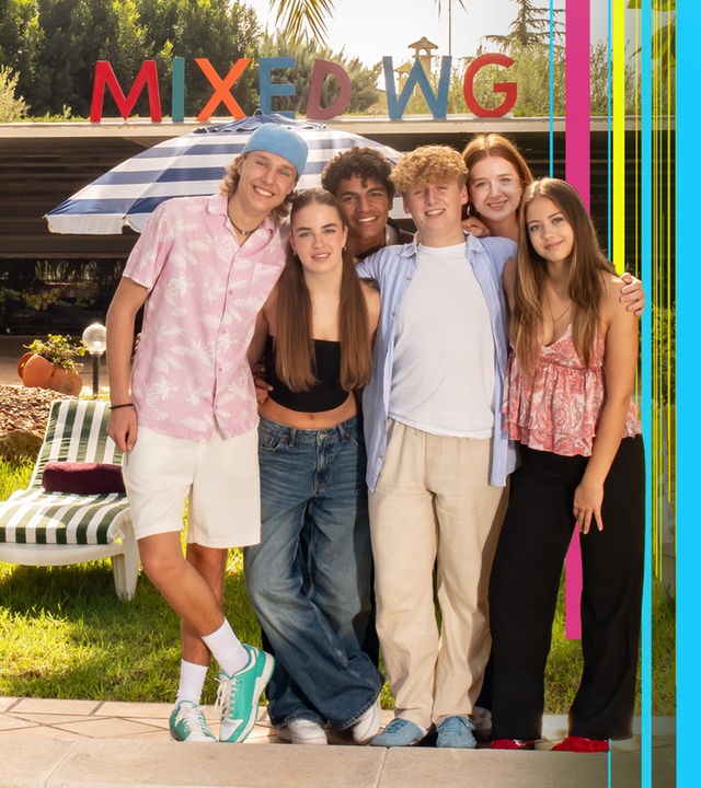 Jan, Lenja, Lina, Marie, Rufus stehen im Garten ihrer Villa