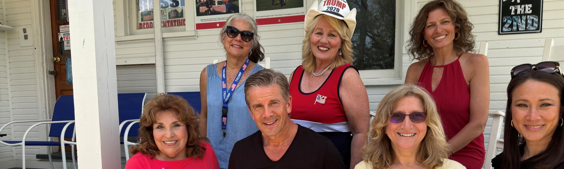 "Markus Lanz - Amerika ungeschminkt": Markus Lanz mit den Trump-Ladies sitzend auf der Veranda, mit der Lokalpolitikerin und Gründerin des Trump-Hauses, Leslie Rossi, im roten Kleid.