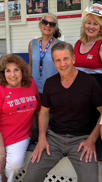 "Markus Lanz - Amerika ungeschminkt": Markus Lanz mit den Trump-Ladies sitzend auf der Veranda, mit der Lokalpolitikerin und Gründerin des Trump-Hauses, Leslie Rossi, im roten Kleid.