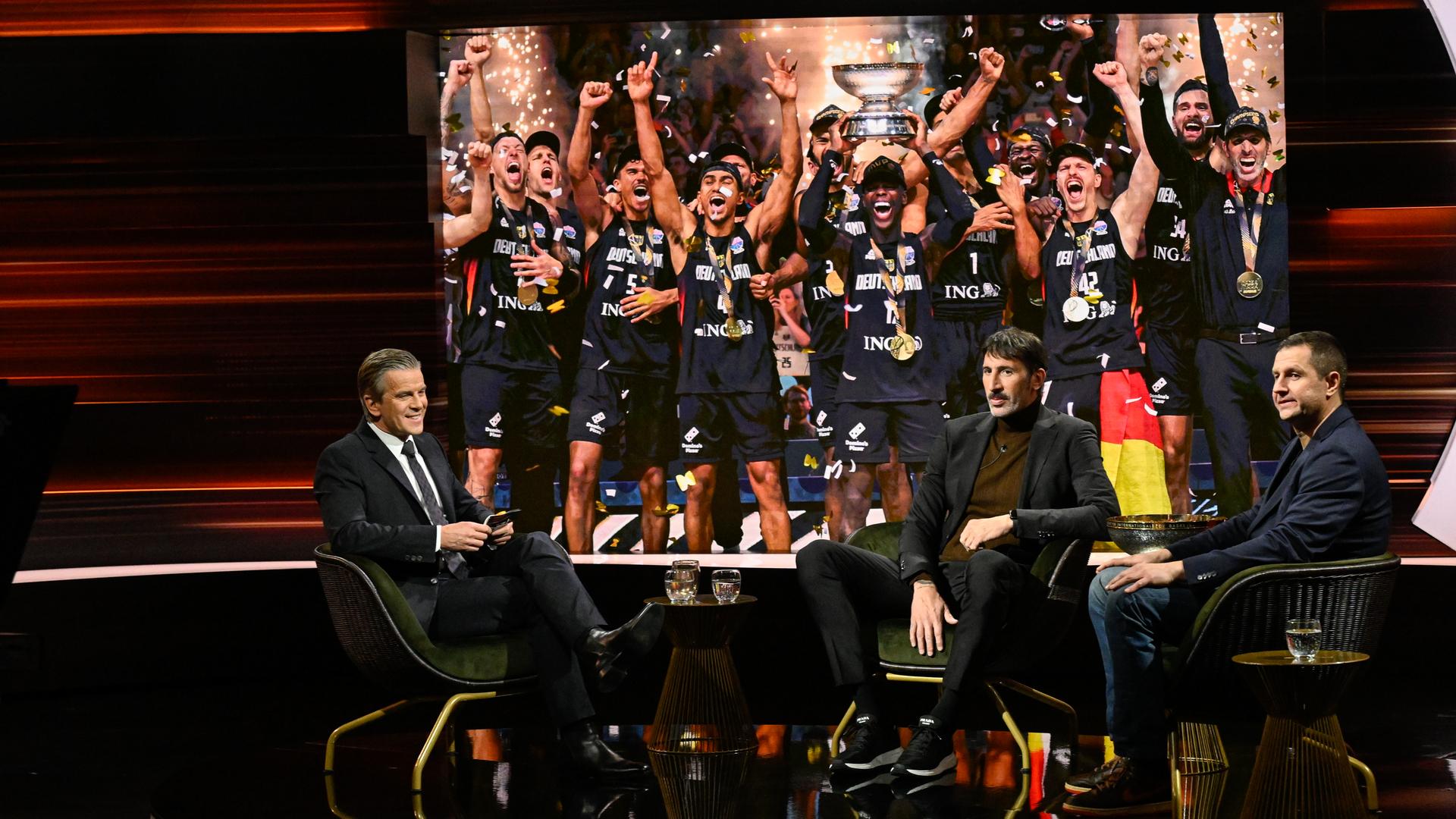 "Markus Lanz  - Das Jahr 2025" vom 17. Dezember: Markus Lanz, Álex Mumbrú, Alan Ibrahimagic, Dennis Schröder (Schalte)