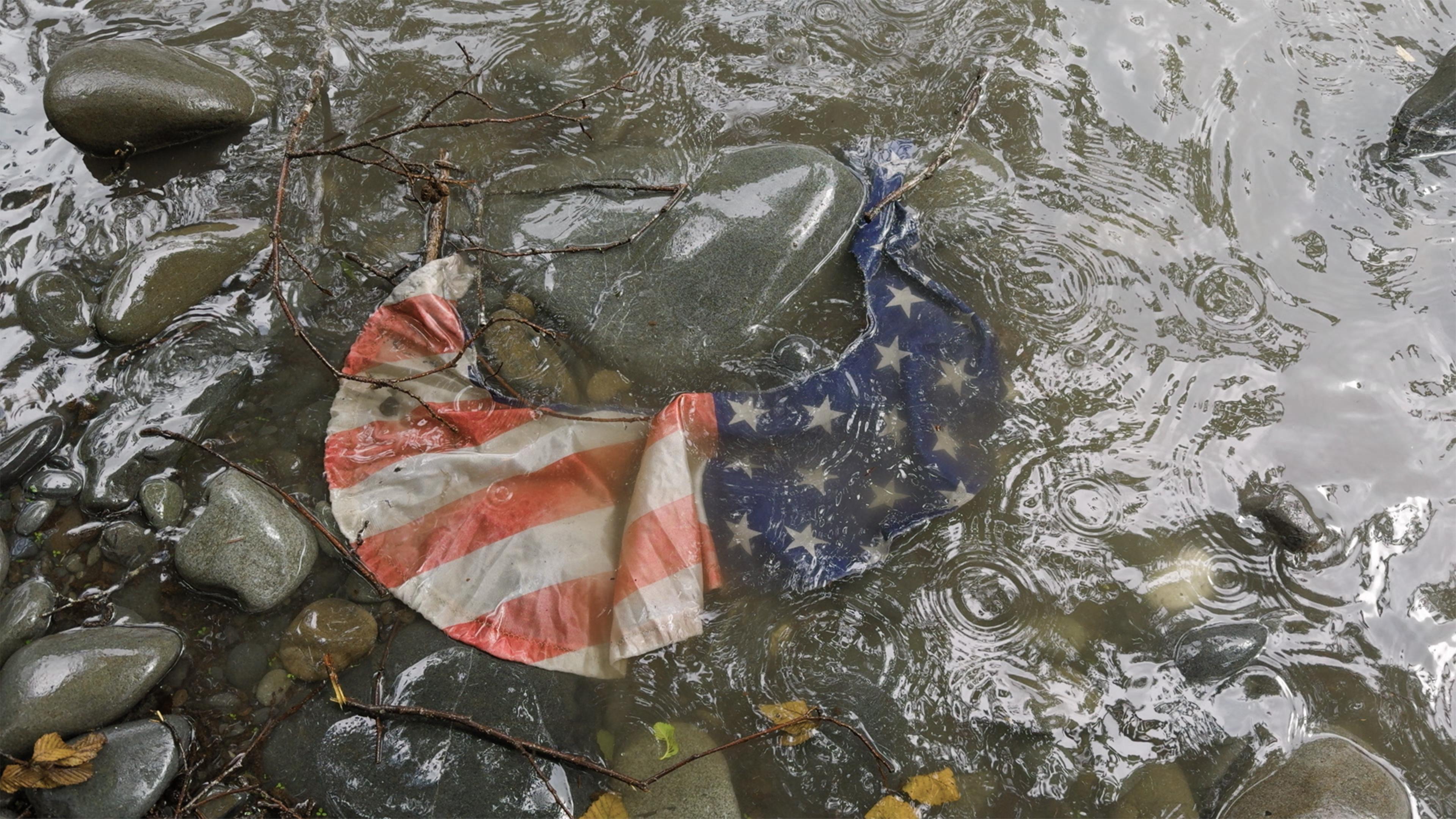 "Markus Lanz - Amerika ungeschminkt": Die US-Flagge liegt im Wasser des Rio Grande.