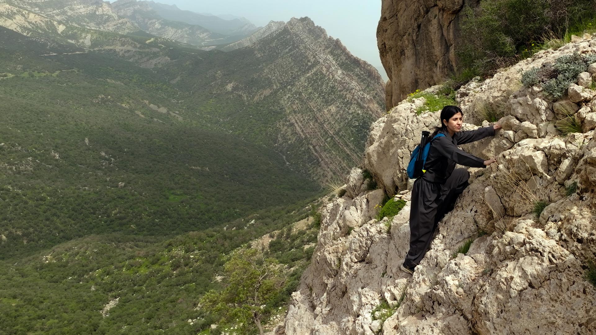 Frau am Felshang im Dschungel