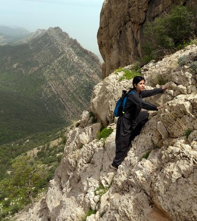 Frau am Felshang im Dschungel