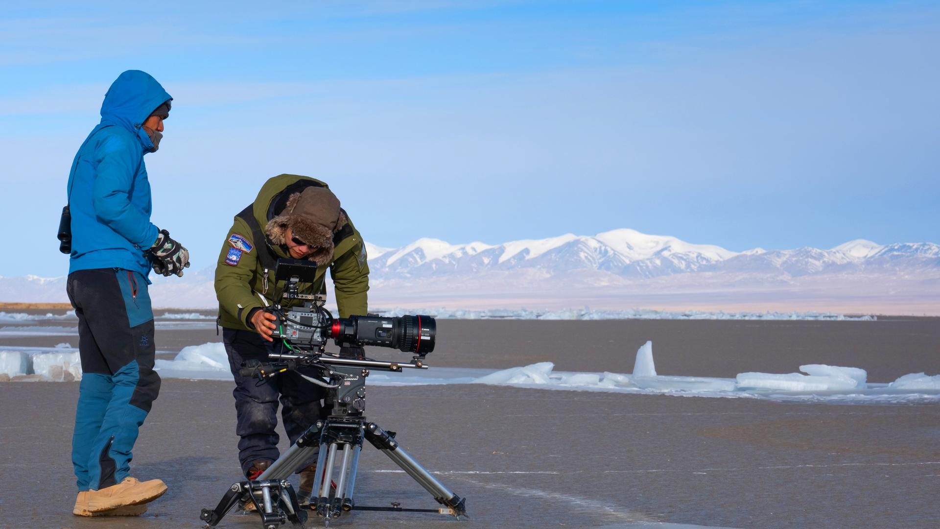 Kamerateam im Norden Asiens vor Eislandschaft