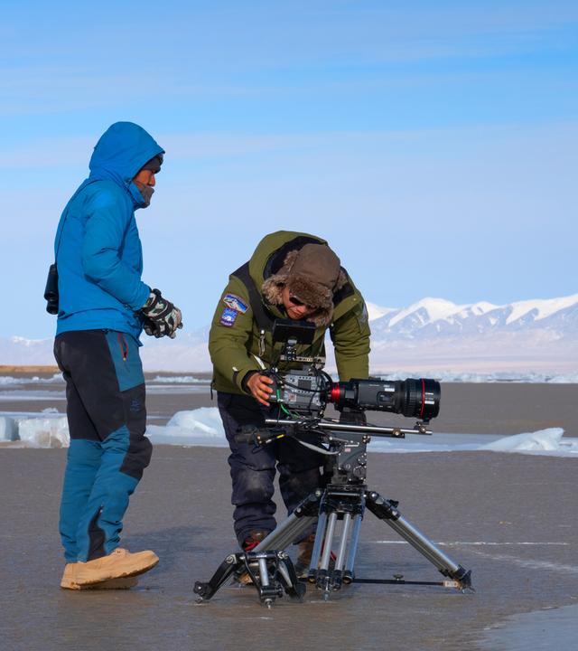 Kamerateam im Norden Asiens vor Eislandschaft