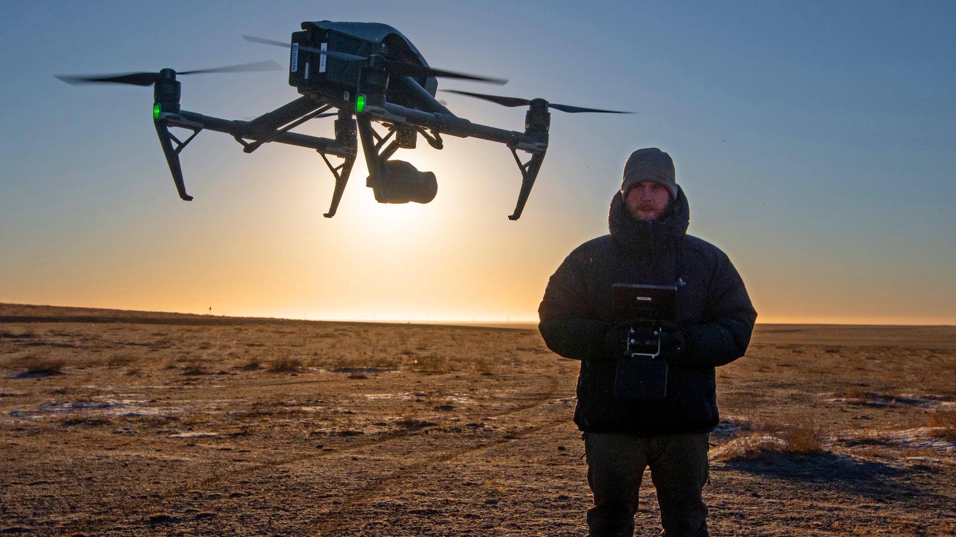 Kameramann mit Drohne in der Wüste