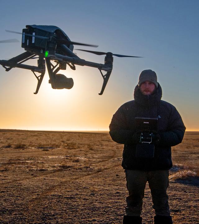 Kameramann mit Drohne in der Wüste