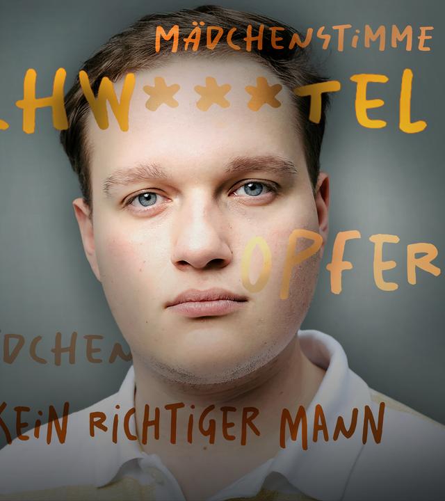 Jannik schaut traurig in die Kamera - über sein Gesicht und das Bild laufen beleidigende Sprüche