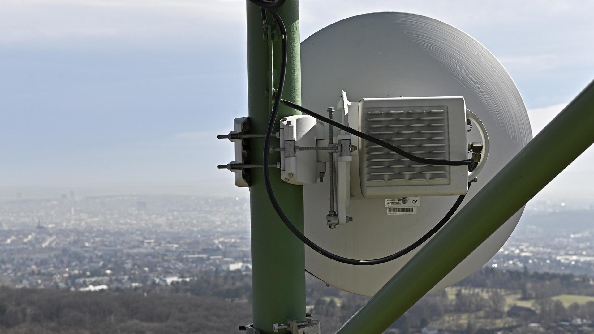 Mobilfunkgeneration 5G, Mast mit Aussicht aufs Land