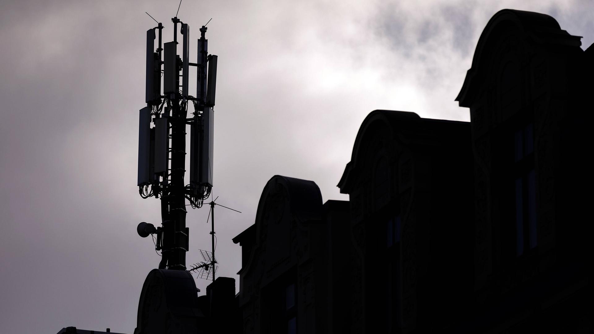 Mobilfunkantenne auf einem Hausdach