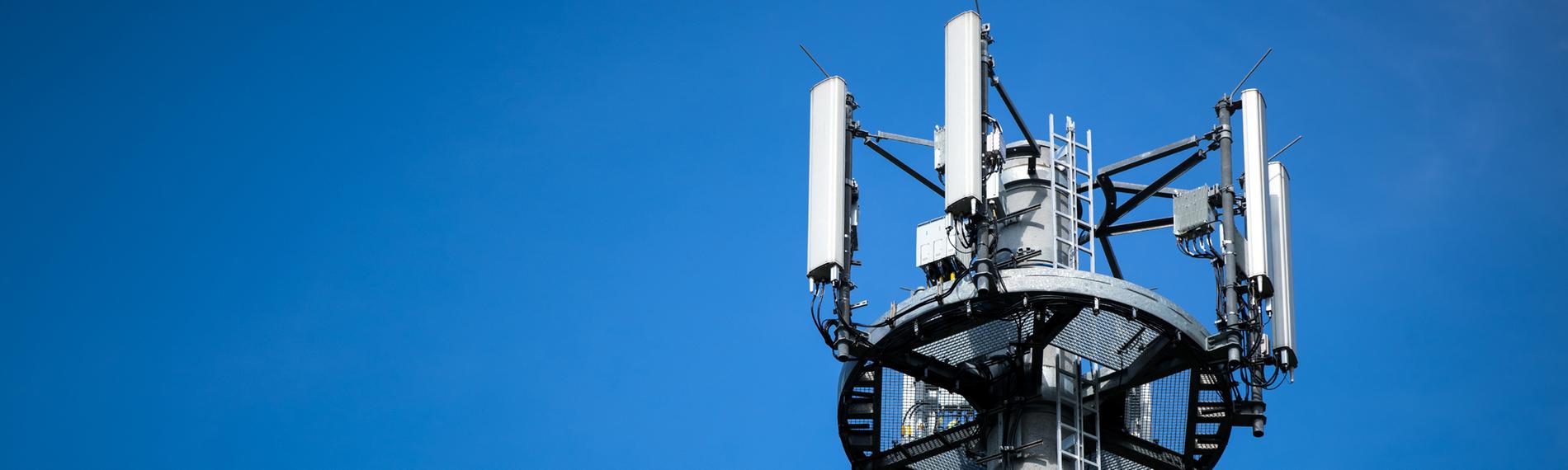 Ein Mast mit verschiedenen Antennen von Mobilfunkanbietern