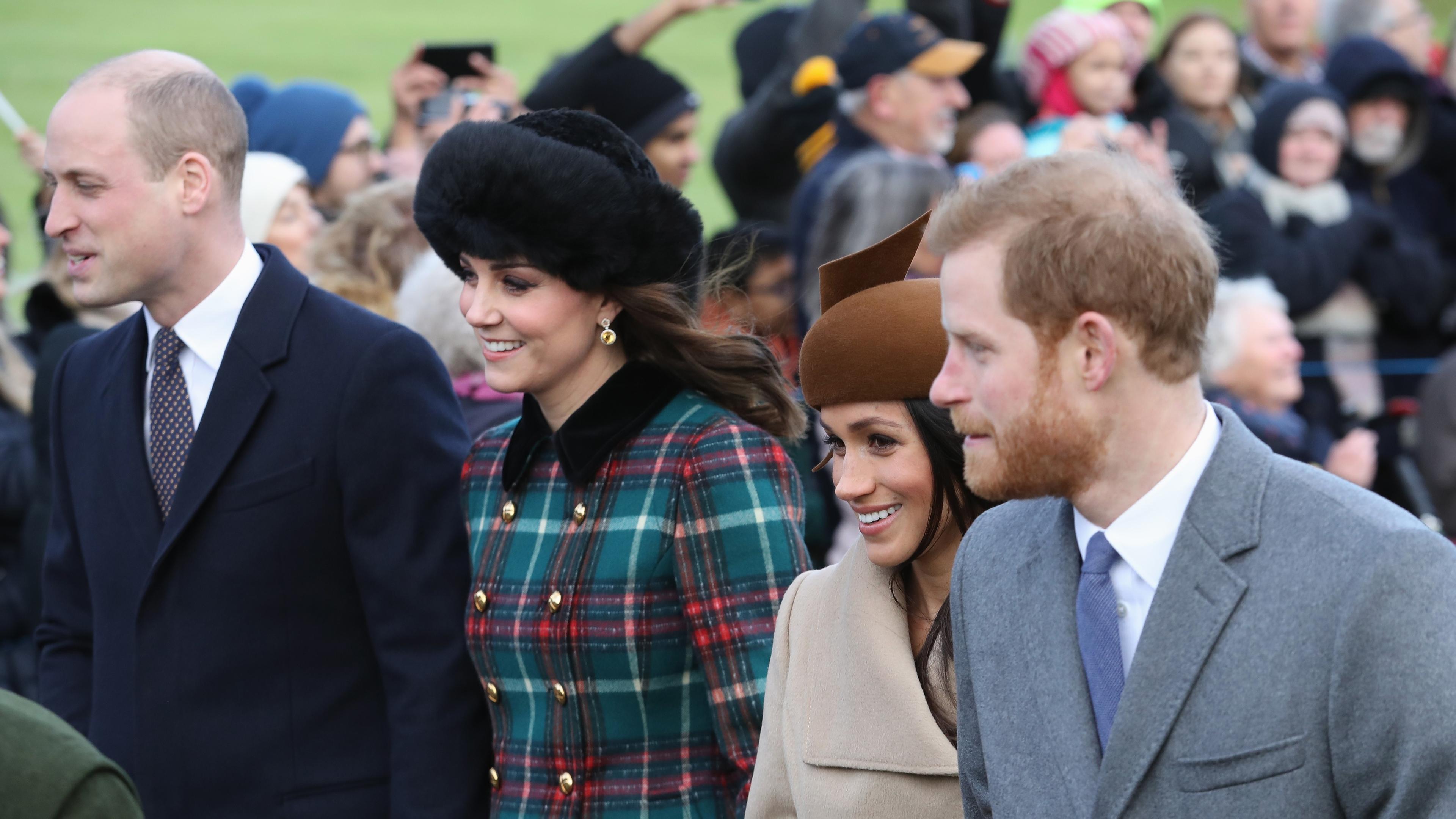 "Modern Royals": Prince William, Kate Middleton, Meghan Markle und Prince Harry laufen nebeneinander her und lächeln.