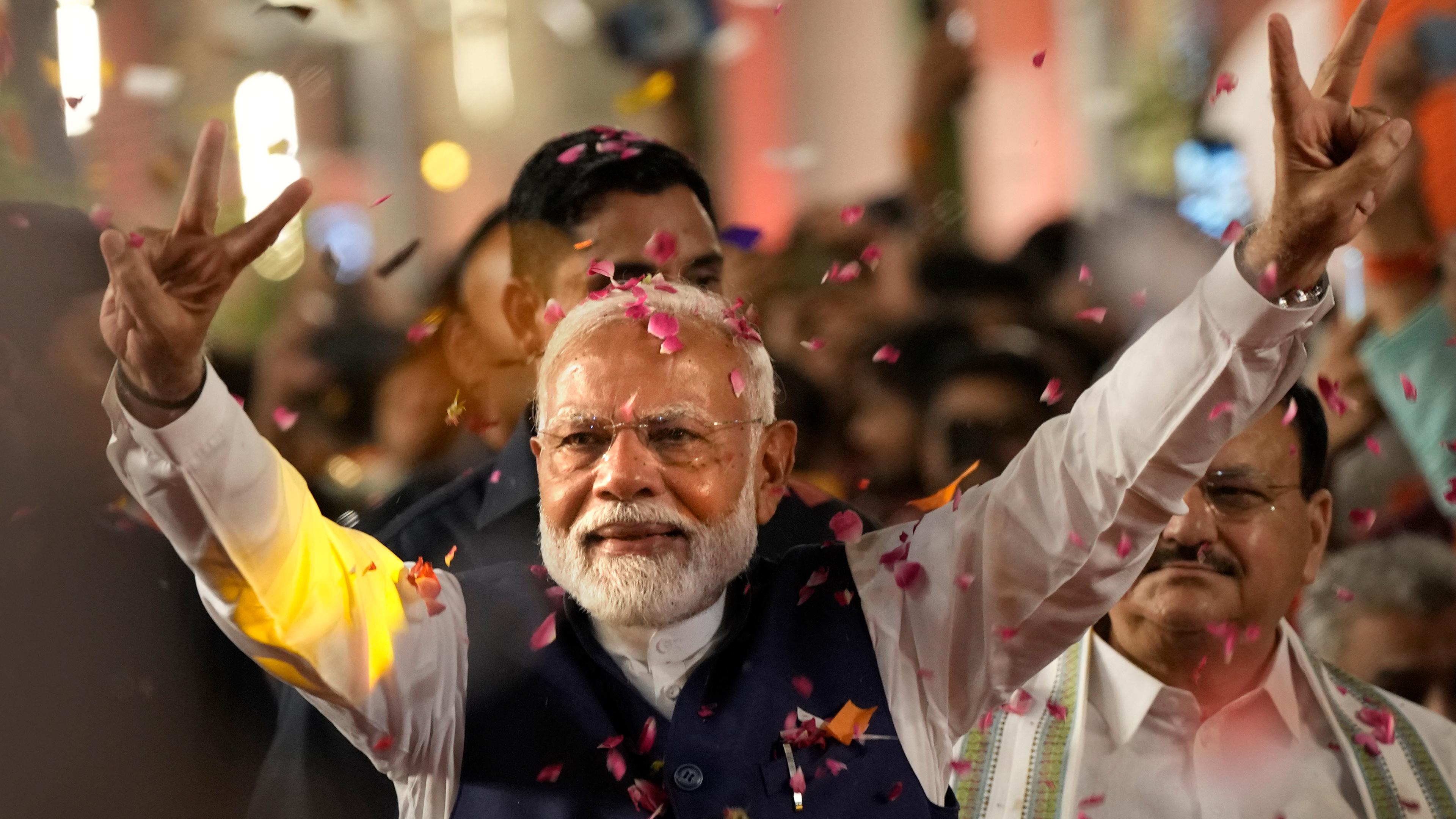 04.06.2024, Indien, Neu Delhi: Der indische Premierminister Narendra Modi begrüßt seine Anhänger bei der Ankunft in der Zentrale der Bharatiya Janata Party (BJP).