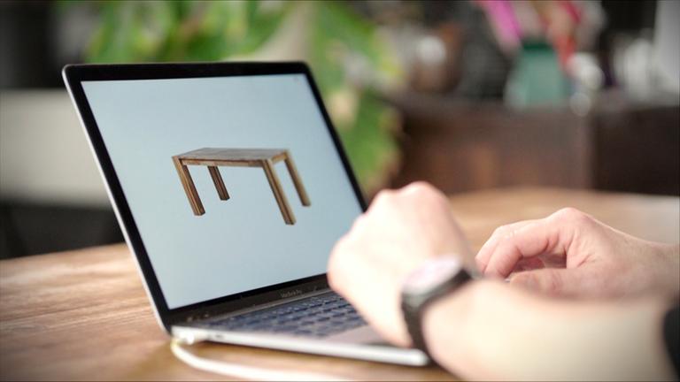 Seite auf einem Laptop zeigt einen Holztisch