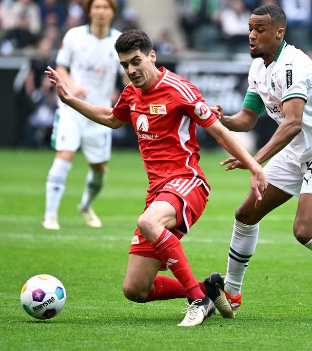 Diego Leite (FCU) und Alassane Plea (BMG) im Zweikampf.