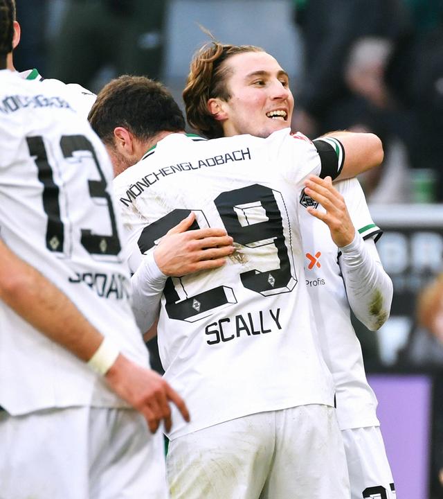 Rocco Reitz (Borussia Mönchengladbach) nach seinem Tor zum 3:0. 