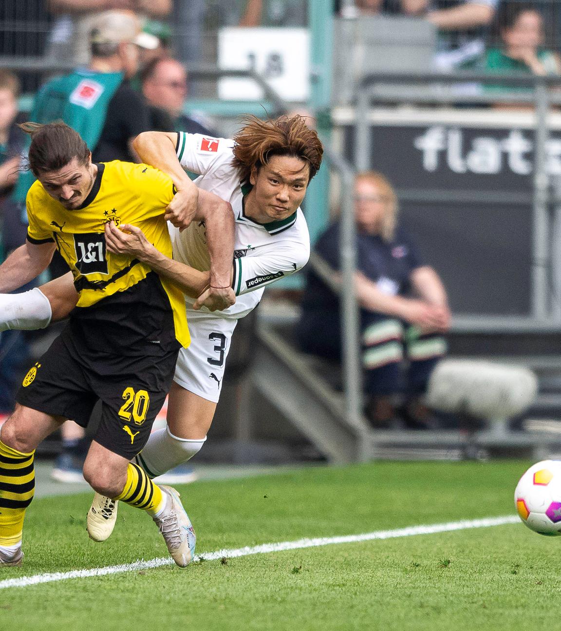 Zweikampf zwischen Marcel Sabitzer (Borussia Dortmund, 20) und Ko Itakura (Borussia Moenchengladbach, 03). 