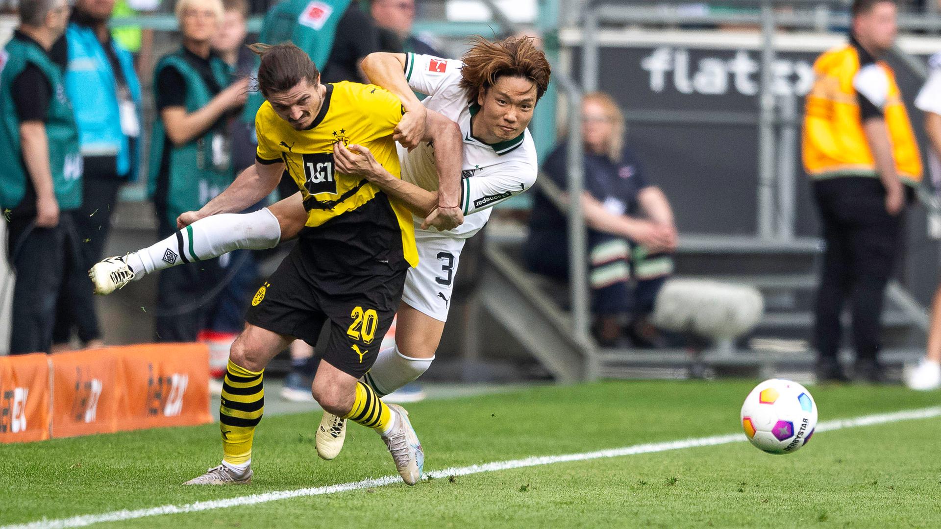 Zweikampf zwischen Marcel Sabitzer (Borussia Dortmund, 20) und Ko Itakura (Borussia Moenchengladbach, 03). 