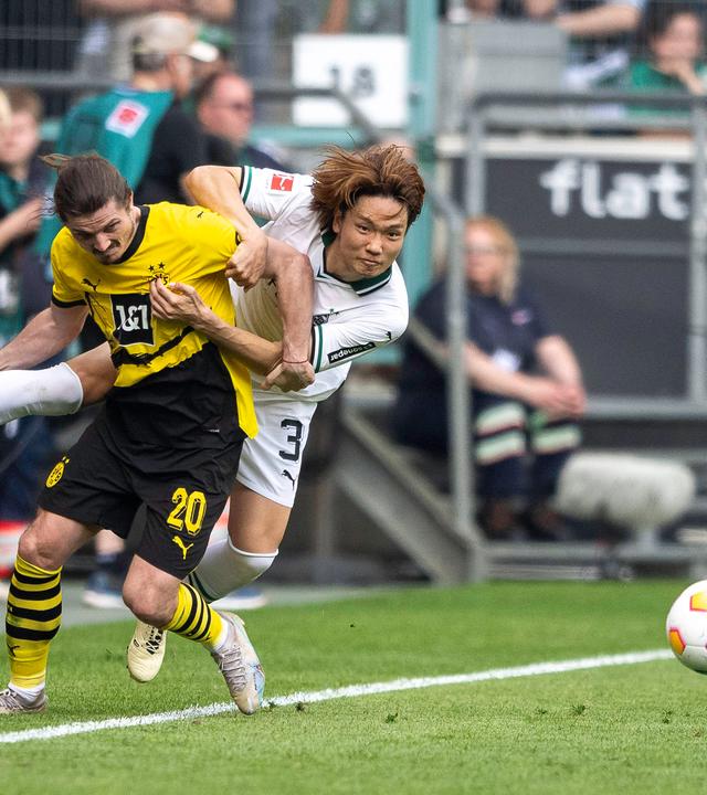 Zweikampf zwischen Marcel Sabitzer (Borussia Dortmund, 20) und Ko Itakura (Borussia Moenchengladbach, 03). 