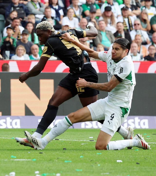 Der Elversberger Mittelstürmer David Mokwa wird im Zweikampf von seinem Gladbacher Gegenspieler Kevin Diks umgegrätscht