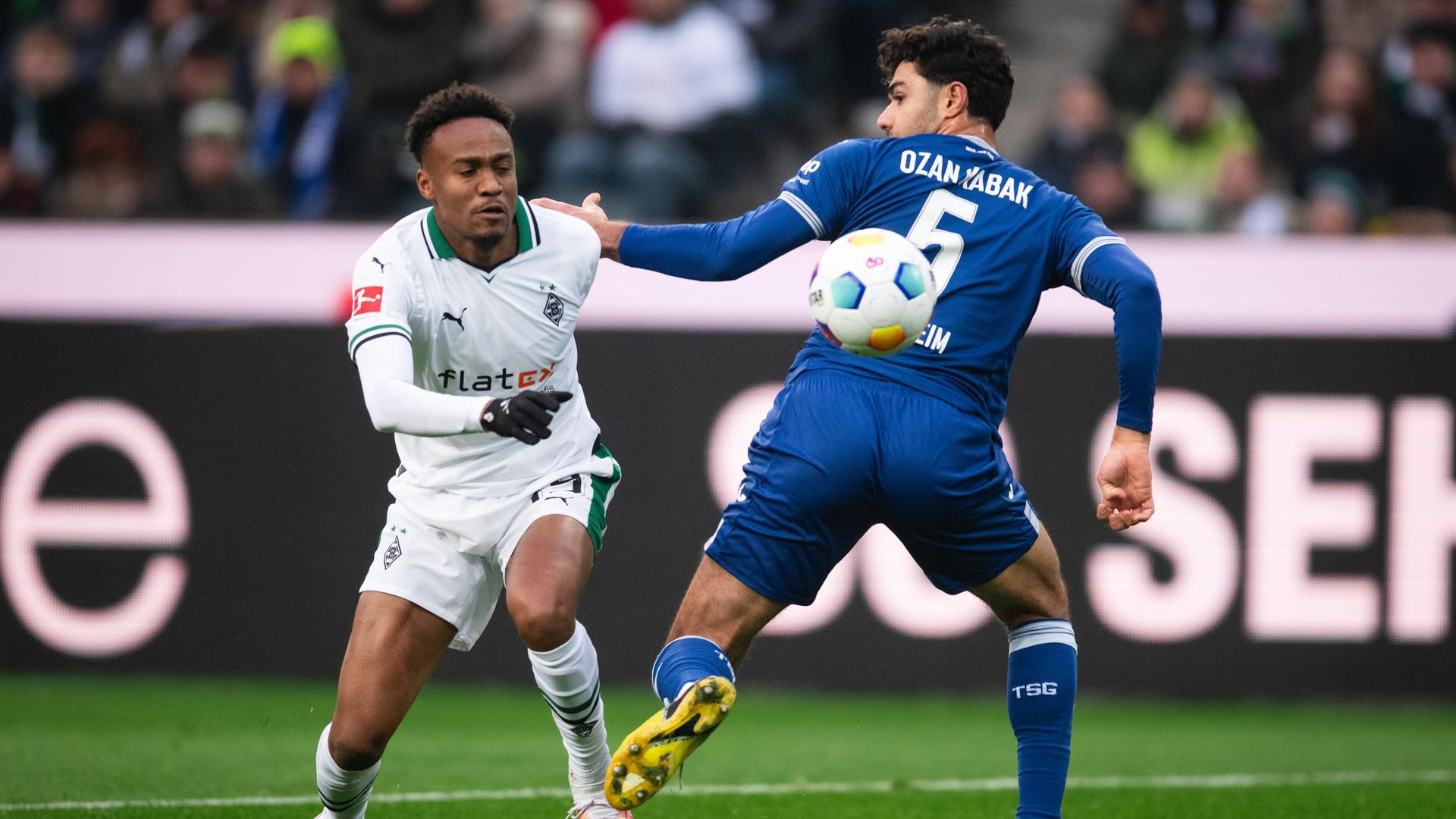 Gladbachs Nathan N'Goumou und Hoffenheims Ozan Kabak kämpfen um den Ball.