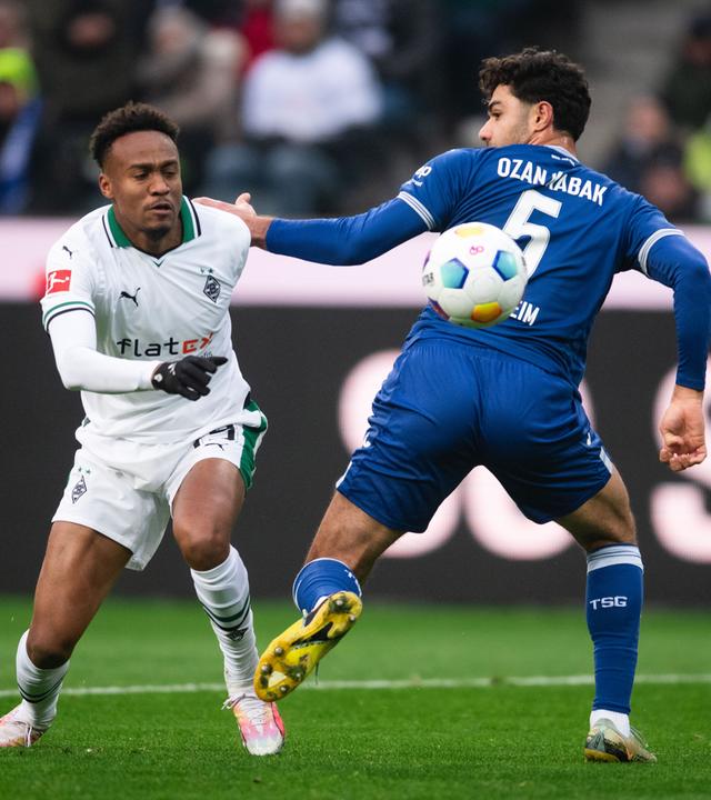 Gladbachs Nathan N'Goumou und Hoffenheims Ozan Kabak kämpfen um den Ball.