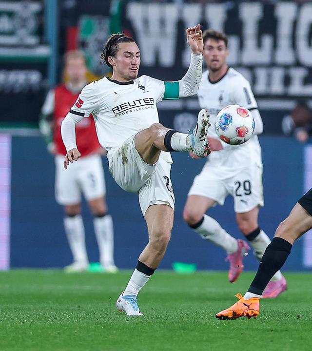 Rocco Reitz (Borussia Mönchengladbach 27) und Patrick Osterhage (SC Freiburg 06) kämpfen. 