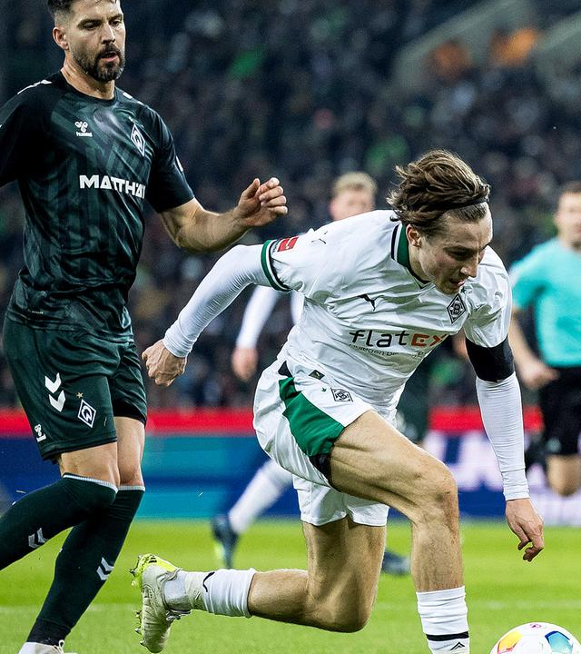 Zweikampf Anthony Jung (SV Werder Bremen, 3), Rocco Reitz (Borussia Mönchengladbach, 27), Niklas Stark (SV Werder Bremen, 4)