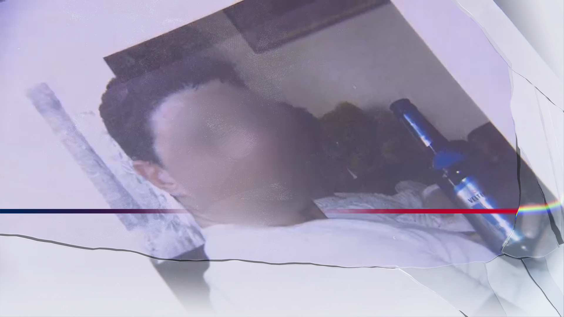 Bild aus der Polizeiakte zeigt Portrait des Täters (Gesicht technisch verfremdet) mit Bierflasche in der Hand. Links daneben: Lichtschematische Darstellung eines Fingerabdrucks.