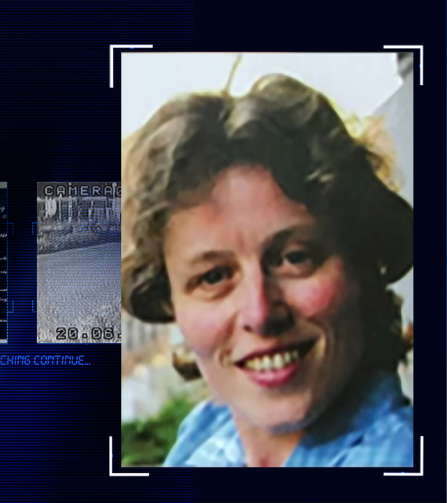 Portraitfoto einer Frau. Sie lacht in die Kamera und hat kurze helle Haare. Im Anschnitt ist ein hellblaues Hemd zu erkennen. Links daneben: Lichtschematische Darstellung eines Fingerabdrucks.