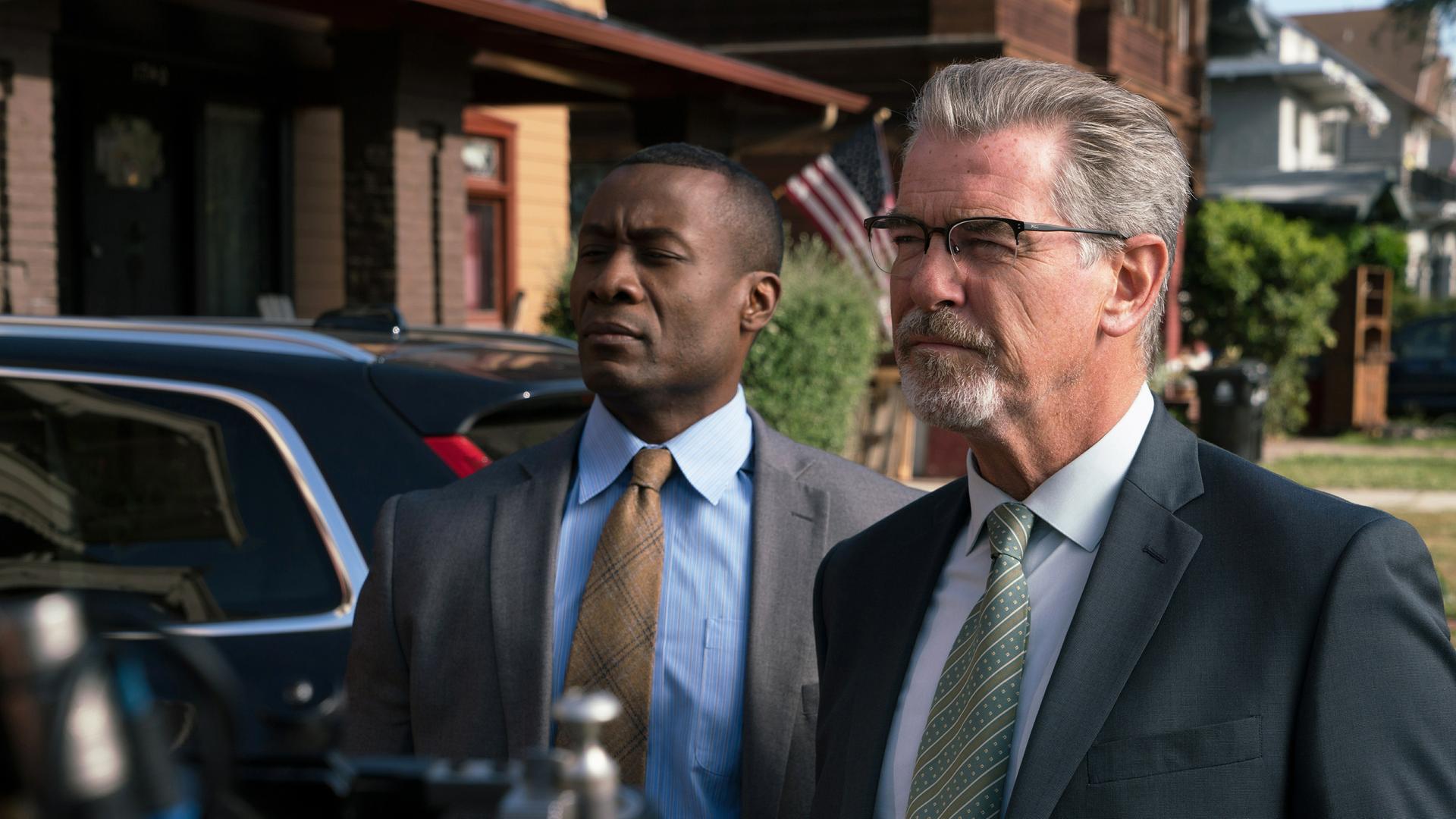 Ermittler Malloy (Pierce Brosnan, r.) und sein Kollege Killian (Sean Blakemore, l.) nehmen auch das direkte Umfeld ihres Verdächtigen ins Visier.