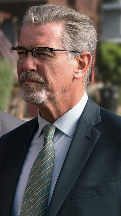 Ermittler Malloy (Pierce Brosnan, r.) und sein Kollege Killian (Sean Blakemore, l.) nehmen auch das direkte Umfeld ihres Verdächtigen ins Visier.