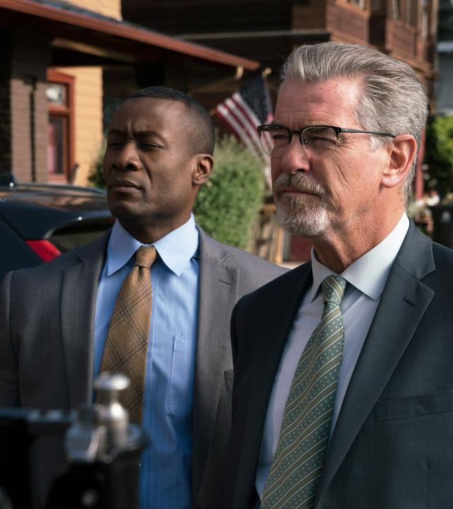 Ermittler Malloy (Pierce Brosnan, r.) und sein Kollege Killian (Sean Blakemore, l.) nehmen auch das direkte Umfeld ihres Verdächtigen ins Visier.