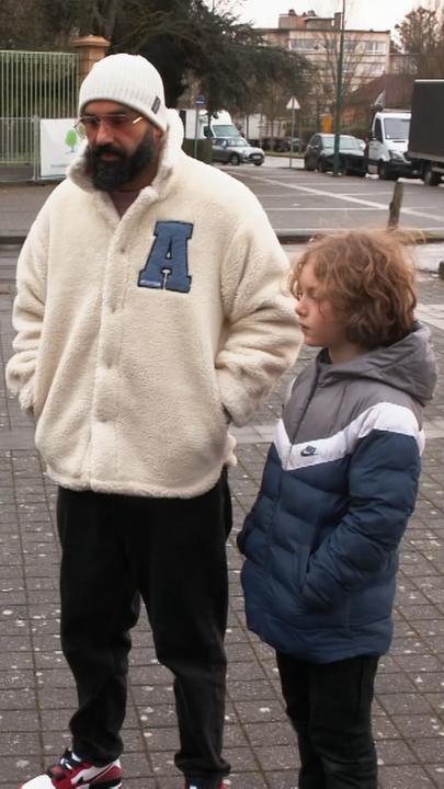 Mohamed El Bachiri und sein Sohn stehen vor einer Gedenktafel, die an den Isalmistischen Anschlag 2016 in Brüssel erinnert