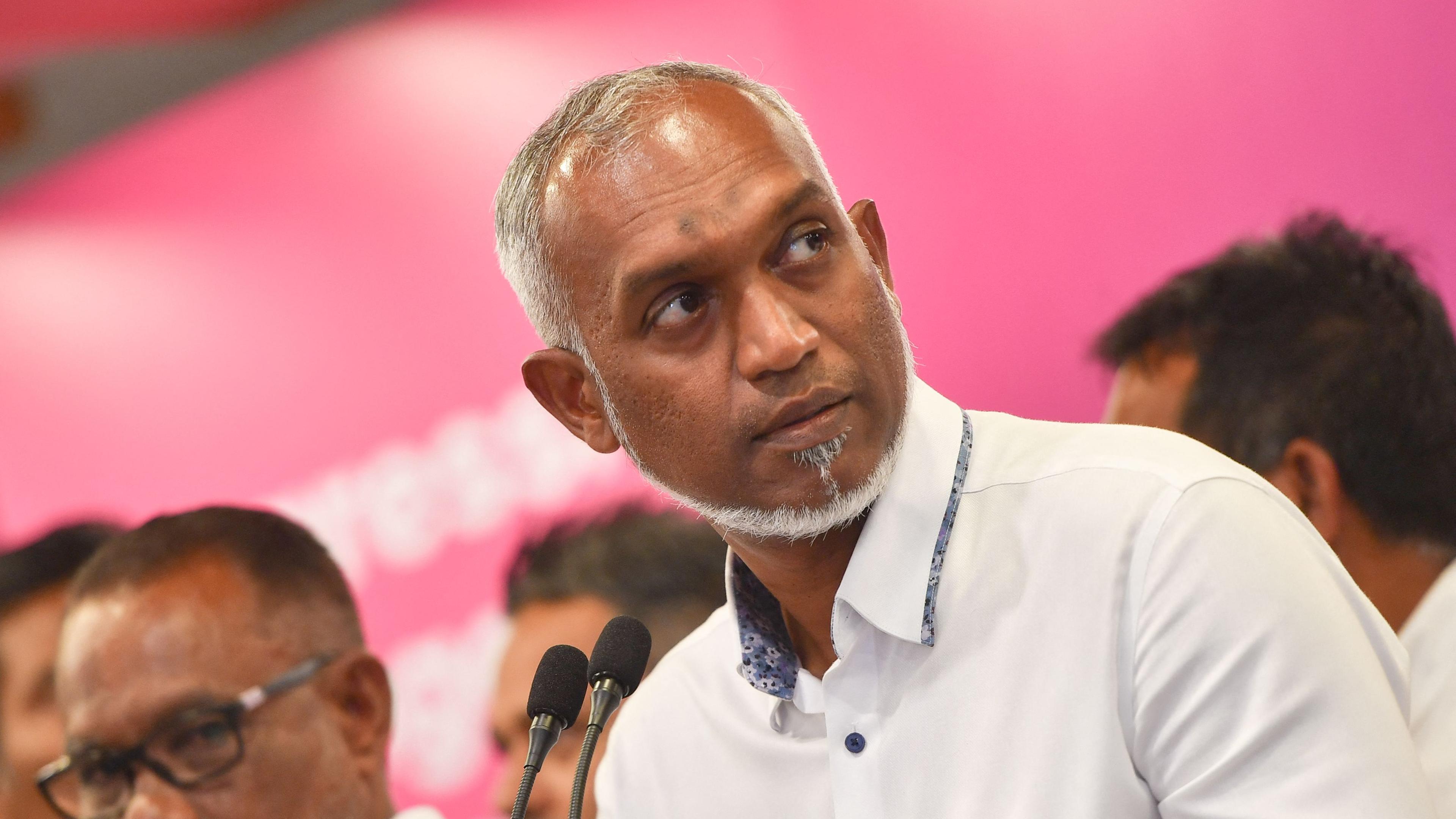 Mohamed Muizzu vor rosafarbenem Hintergrund