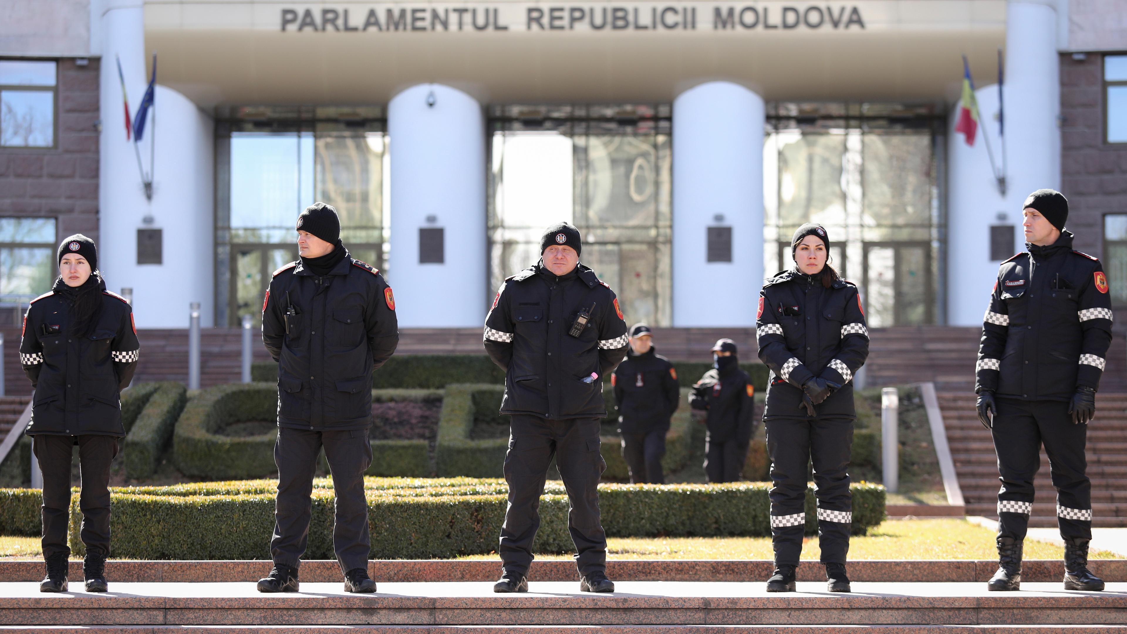Moldau: Moldawische Polizei sichert das Parlamentsgebäude in Chisinau