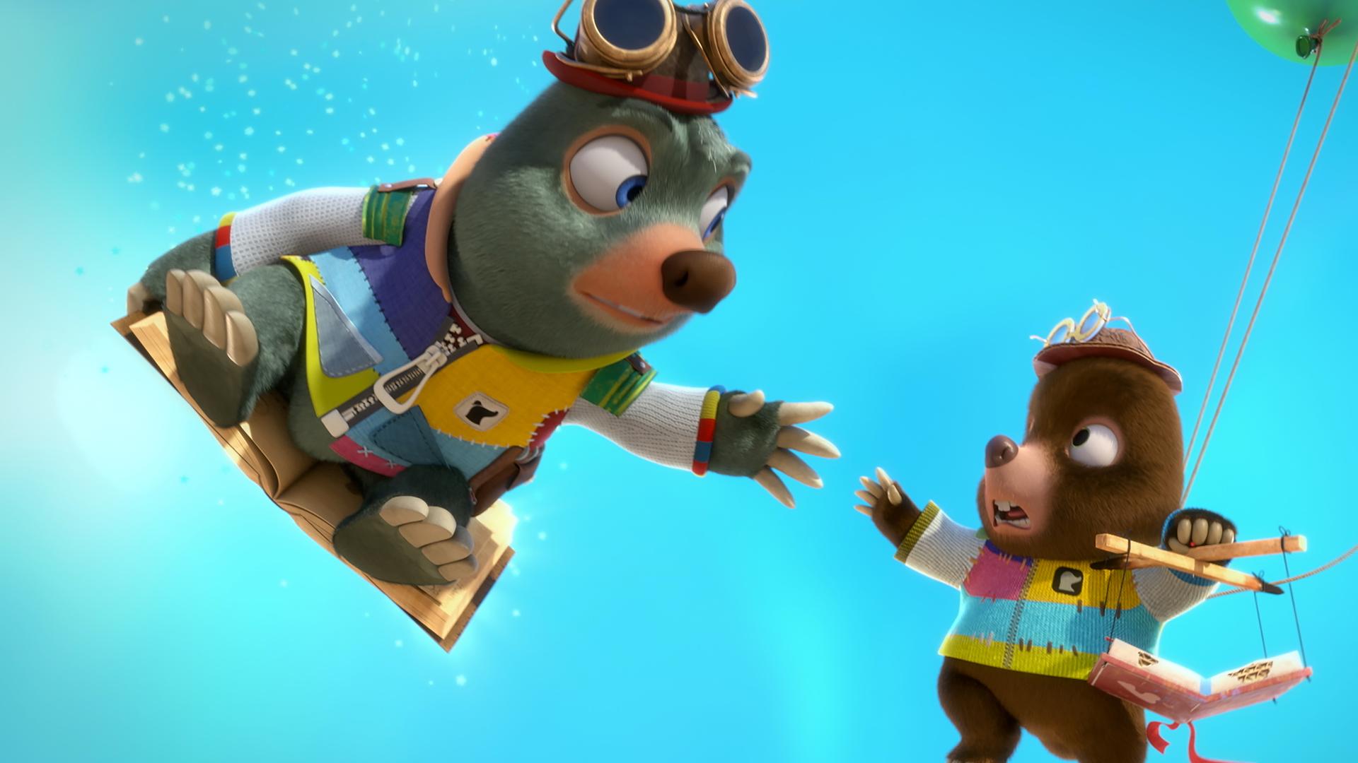 Moley schwebt auf seinem magischen Buch Mauli sitzend am Himmel. Gleich neben ihm hängt der kleine Maulwurfjunge Streusel an Luftballons. Er streckt die Hand nach Moley aus und sieht ängstlich aus. Moley versucht nach Streusels Hand zu greifen.