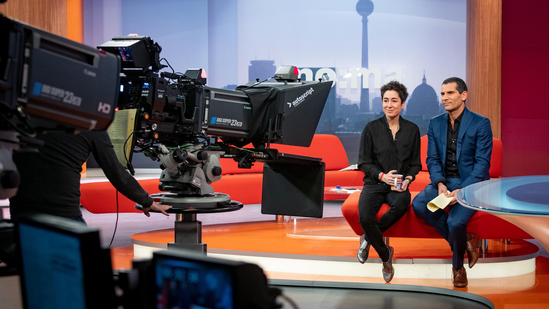 Dunja Hayali und Mitri Sirin in der Studiodekoration des ZDF-Morgenmagazins während der Sendung