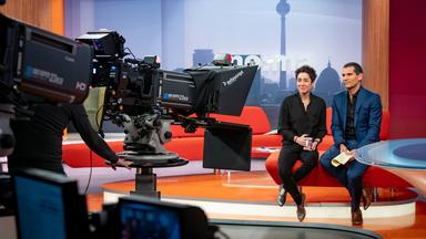 Dunja Hayali und Mitri Sirin in der Studiodekoration des ZDF-Morgenmagazins während der Sendung