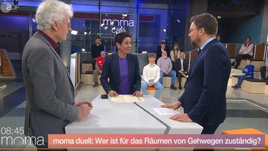 Moderatorin Dunja Hajali zwischen den beiden Studiogästen Roland Stimpel (Fußgängerverband) und Lucas Schaal (Berliner Abgeordnetenhaus) am Moma-Duell-Tisch