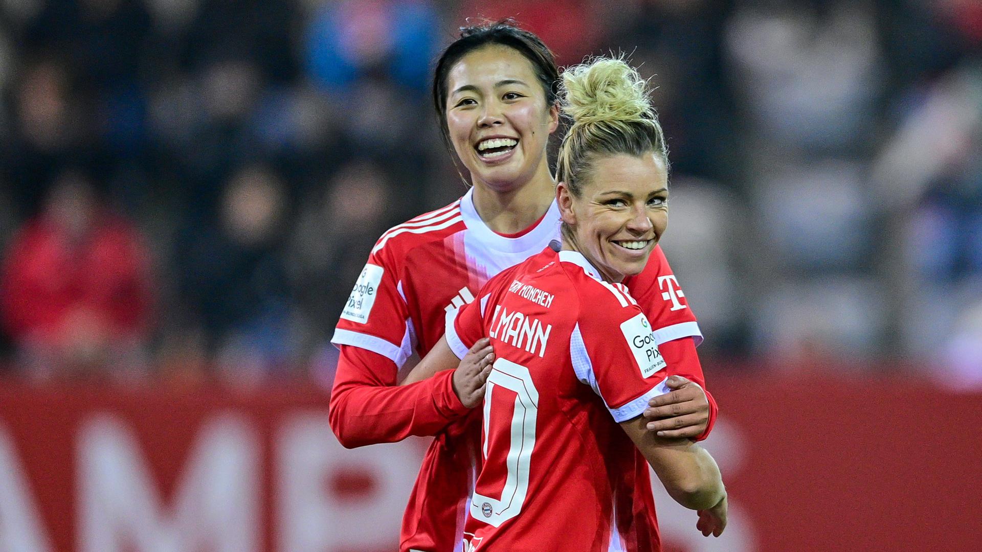 Fußballerinnen Momoko Tanakinawa und Linda Dallmann von FC Bayern München freuen sich über das Tor zum 1:0 gegen den 1. FC Union Berlin am 07.11.2025.