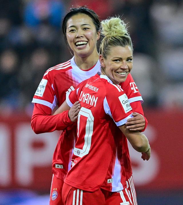 Fußballerinnen Momoko Tanakinawa und Linda Dallmann von FC Bayern München freuen sich über das Tor zum 1:0 gegen den 1. FC Union Berlin am 07.11.2025.