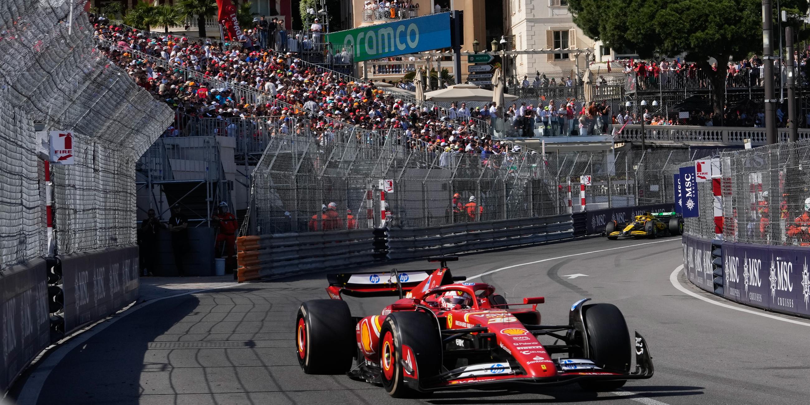 Ferrari-Pilot Charles Leclerc aus Monaco steuert sein Auto während des Formel-1-Rennens zum Großen Preis von Monaco auf der Rennstrecke in Monaco.
