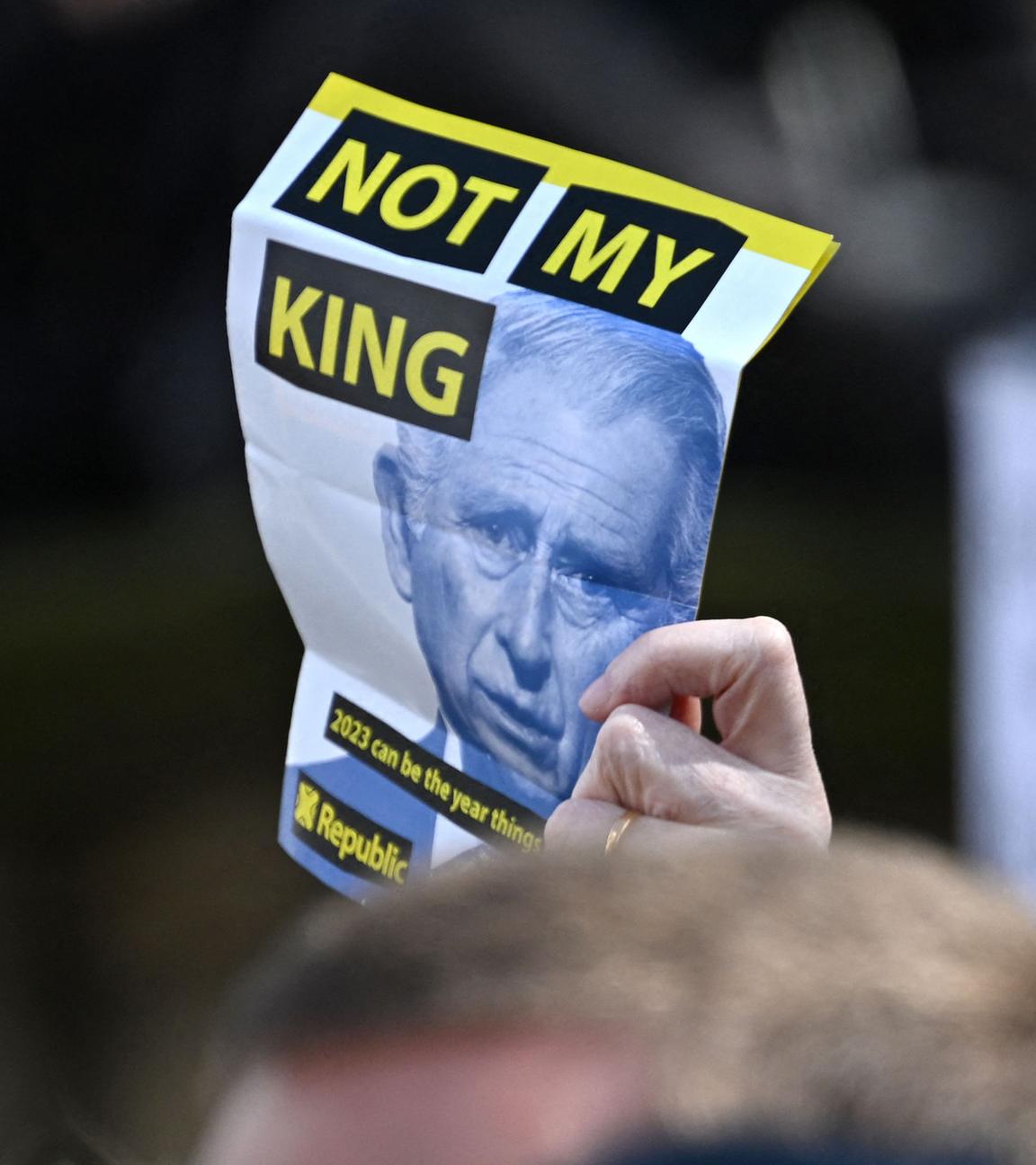 Demonstranten halten einen Flyer mit der Aufschrift "Not My King" vor der Ankunft des britischen Königs zu einem Besuch in Liverpool in die Höhe.