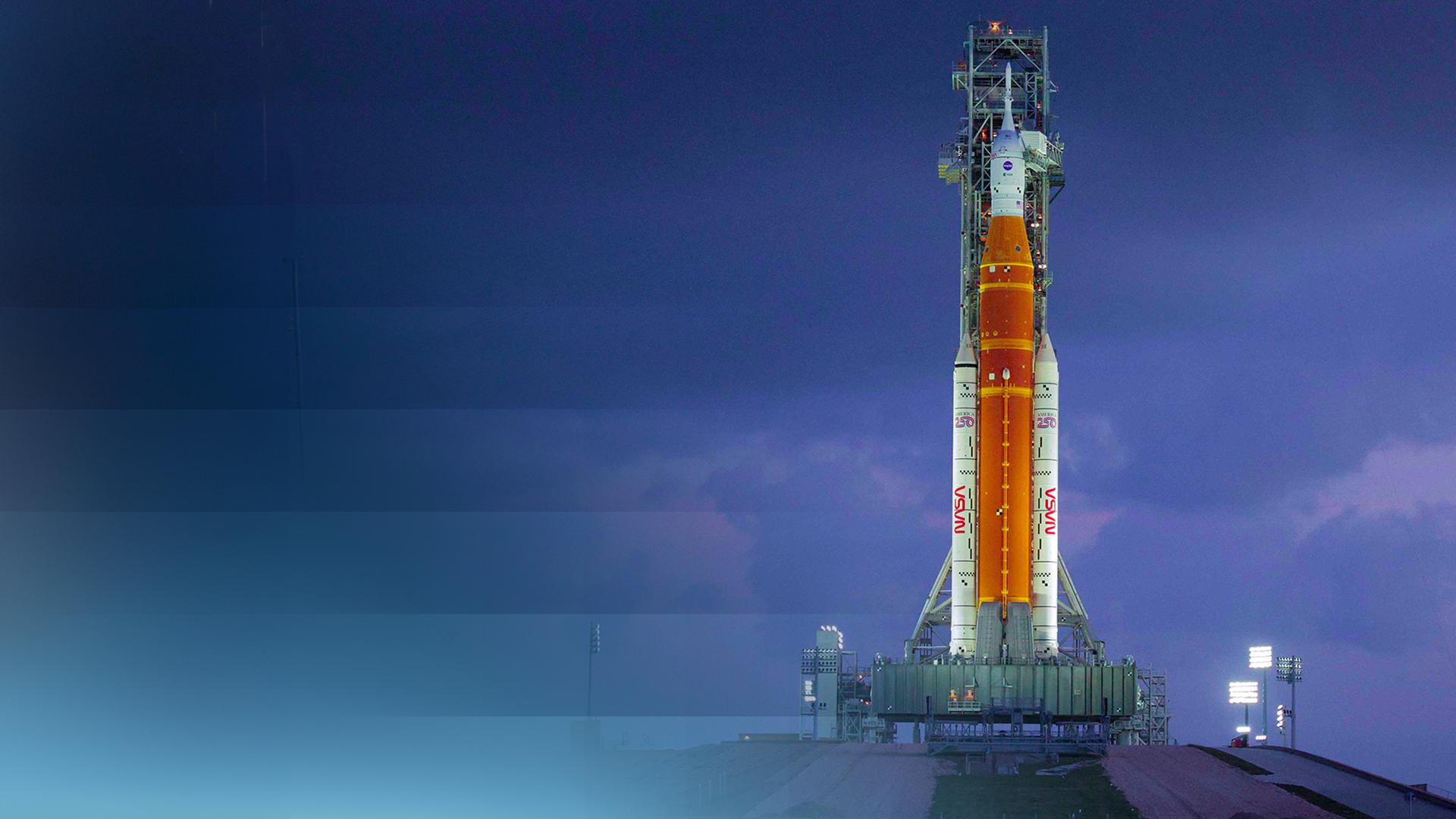 Die Rakete der Mission Artemis 2 vor dem Start stehend