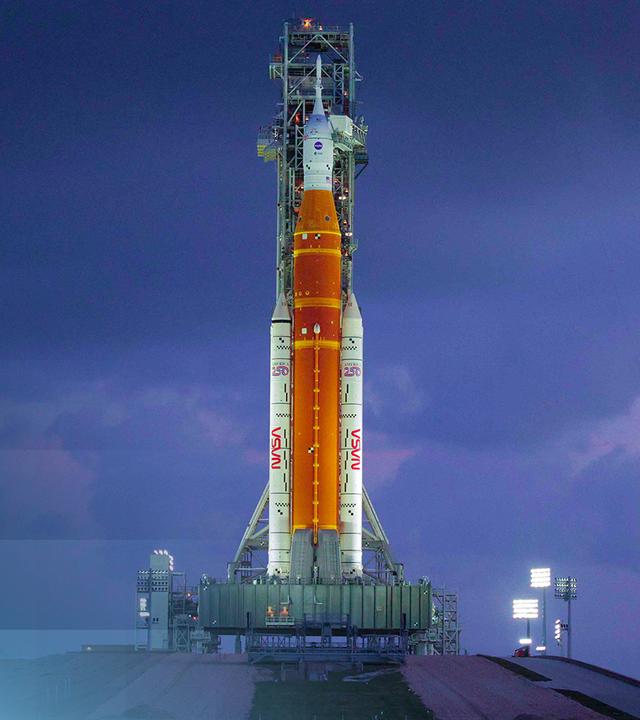 Die Rakete der Mission Artemis 2 vor dem Start stehend