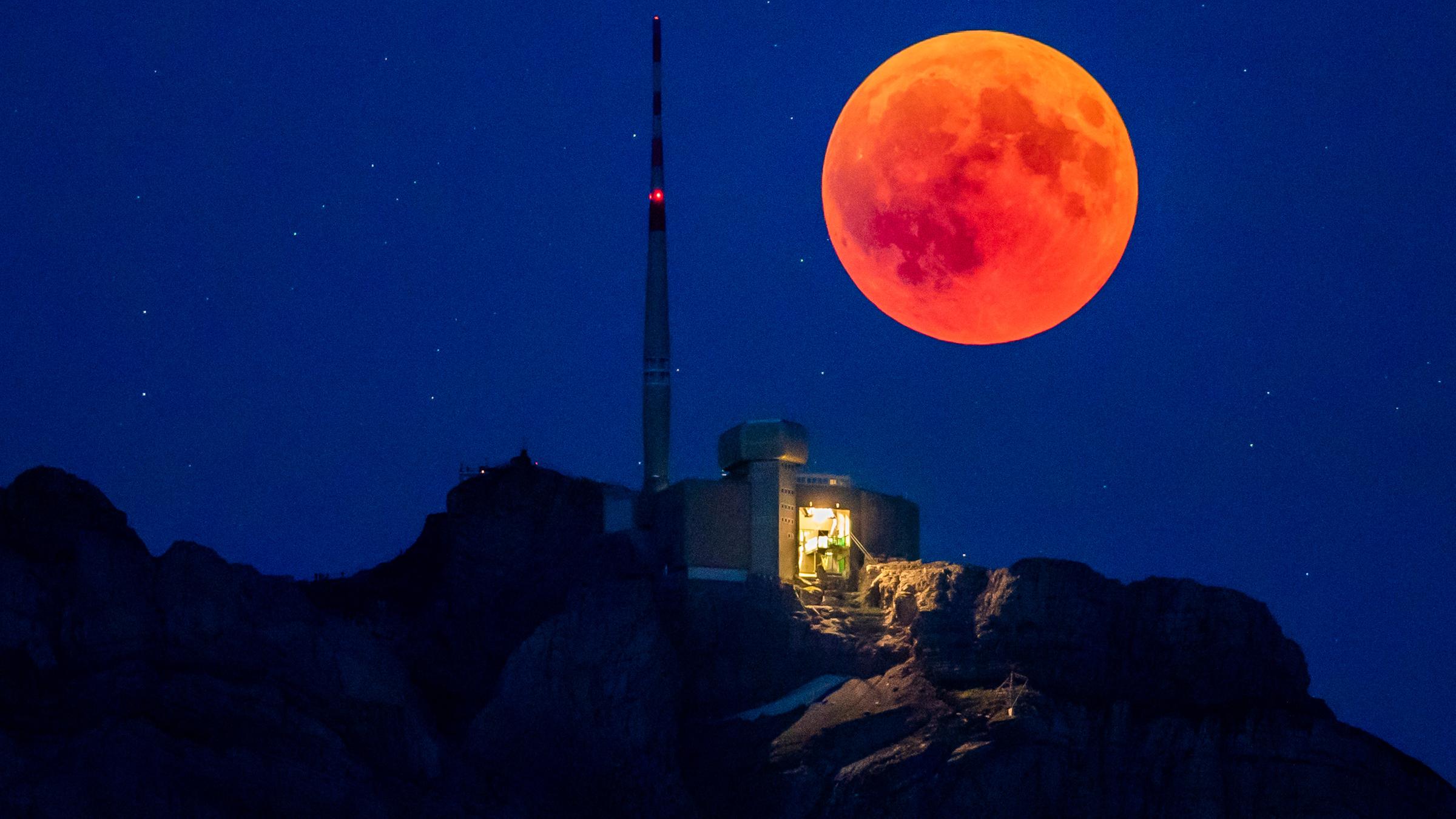 Кровавая луна почему. Лунное затмение красная Луна. Явление Луны затмение. Кровавая Луна явление. Лунное затмение 5 мая 2023.